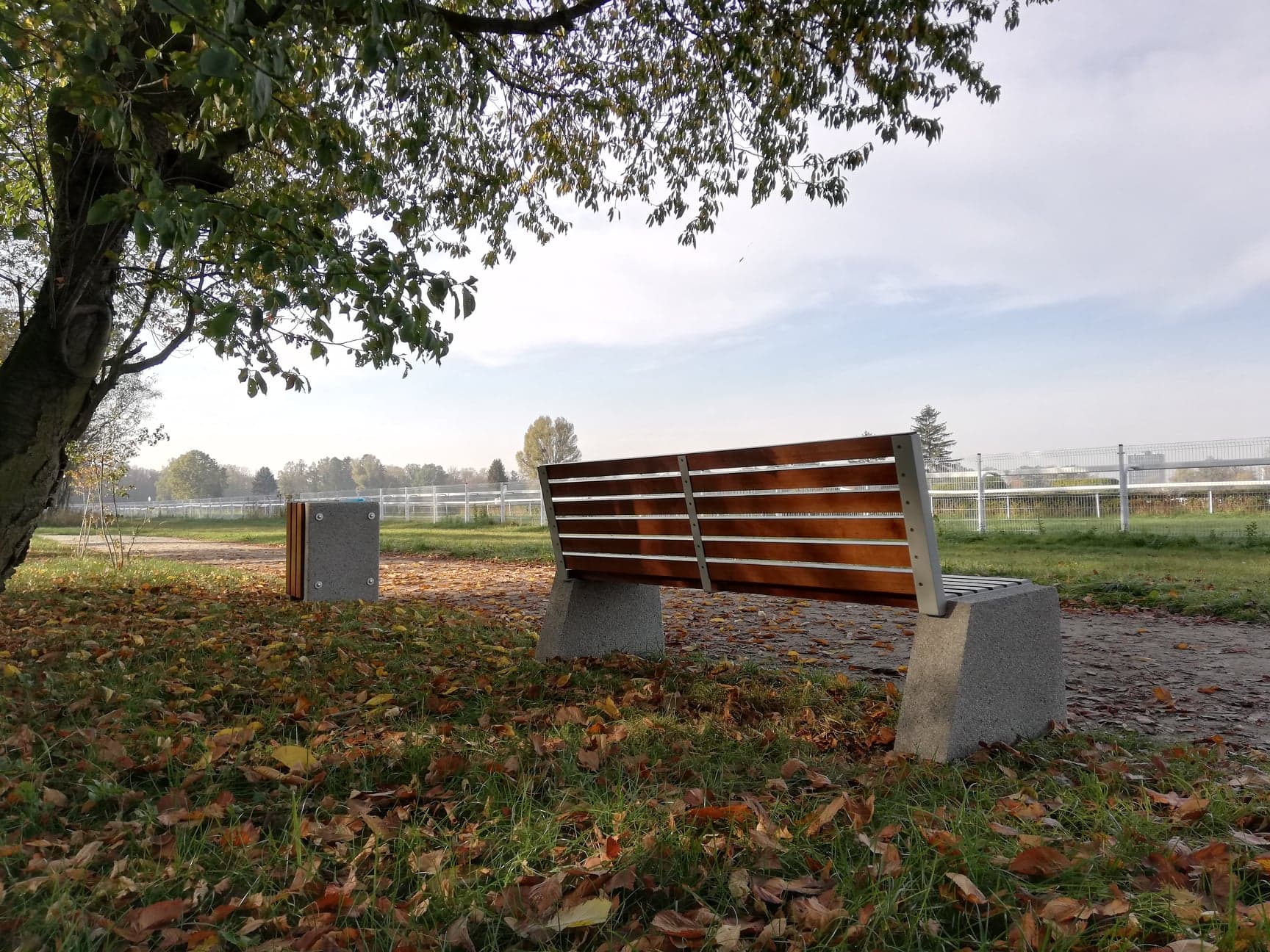 img: Nowe ławki wokół ścieżki pieszo-biegowej