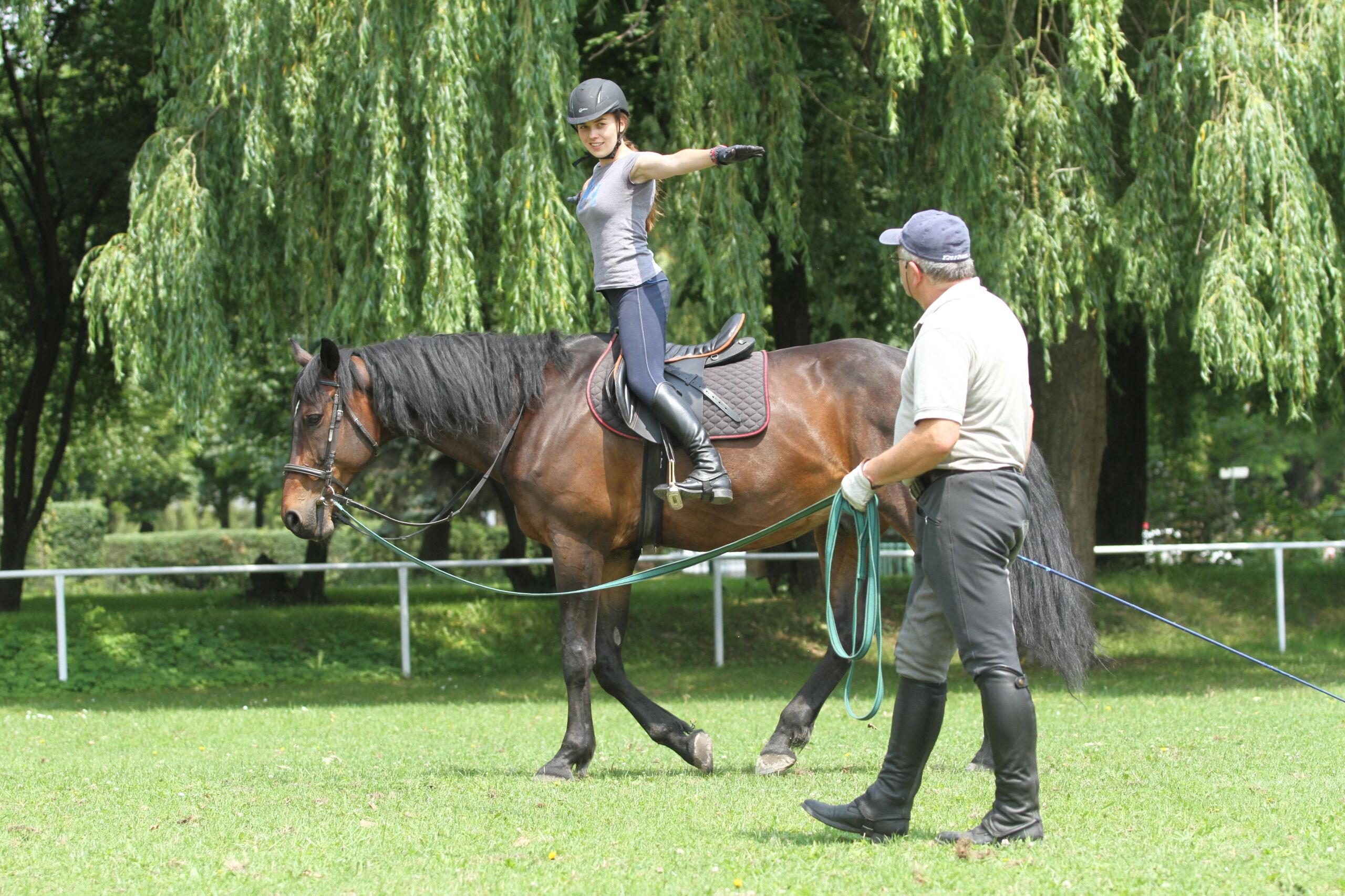 img: Nauka jazdy konnej na lonży na kucach (dzieci) i dużych koniach (dorośli)