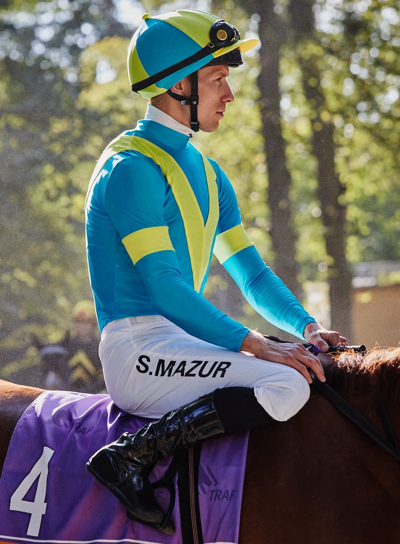 img: Szczepan Mazur wygrał w Katarze dwie gonitwy i został liderem czempionatu dżokejów